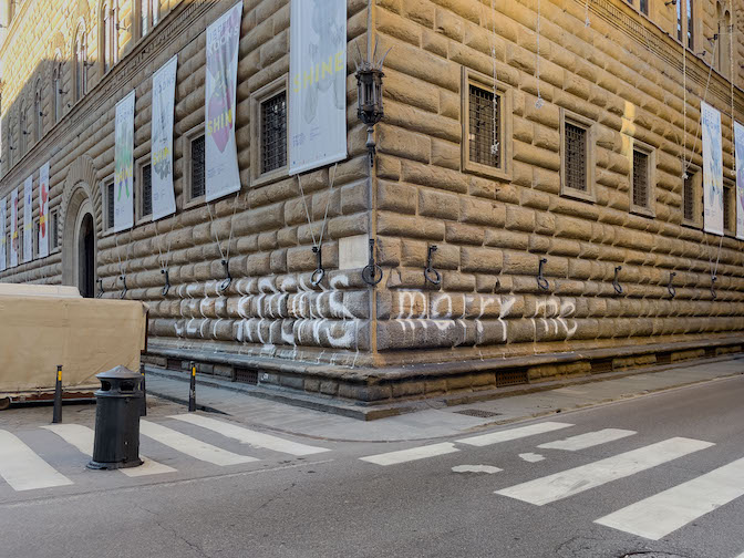 Firenze, vandalizzata la facciata di Palazzo Strozzi con un'enorme scritta