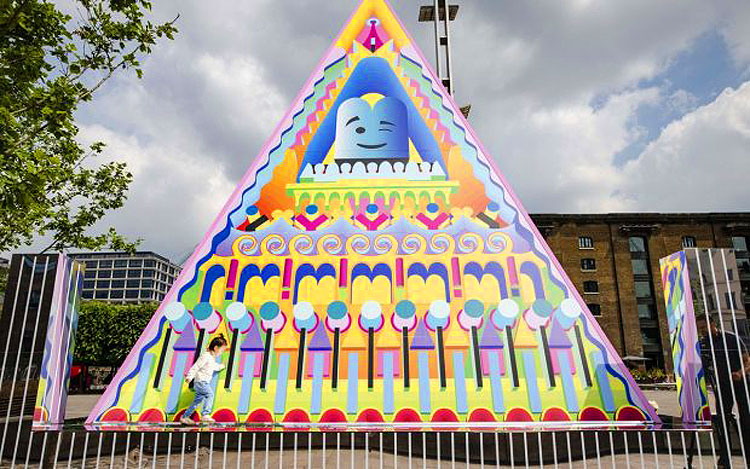 Londra, una piramide colorata celebra il movimento LGBT e il ritorno alla convivialità 