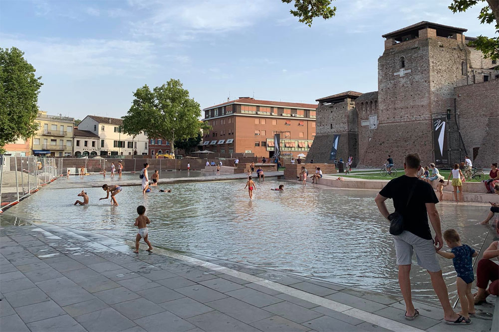 Rimini, la nuova Piazza Malatesta dove si può sguazzare nell'acqua è già un caso