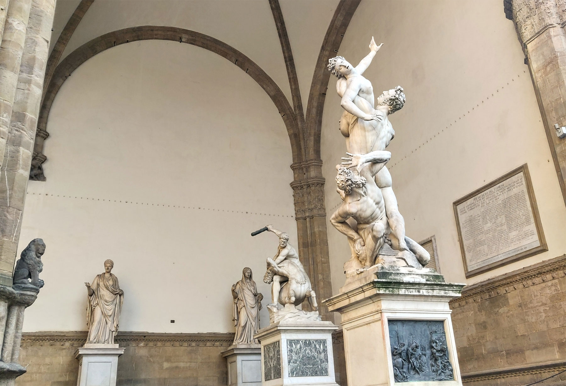 Firenze, intervento annuale di pulitura sulle statue della Loggia dei Lanzi 