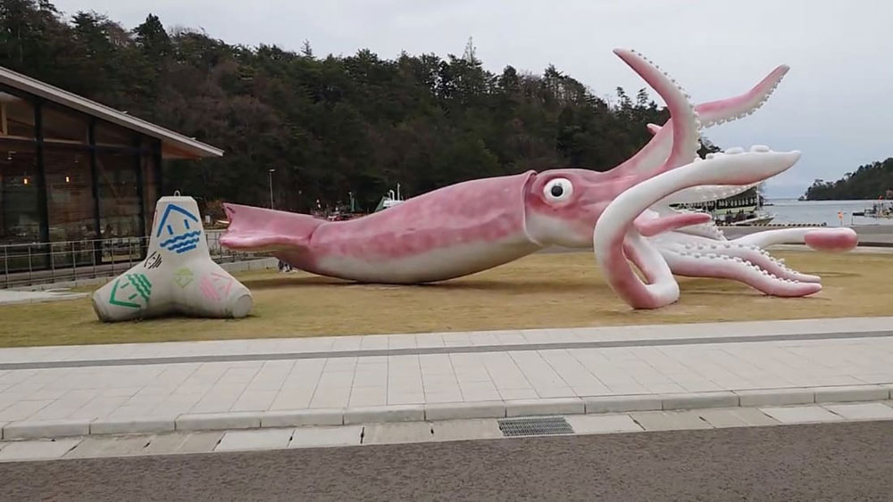 Superpolemica in Giappone: spesi aiuti Covid per statua di un calamaro gigante