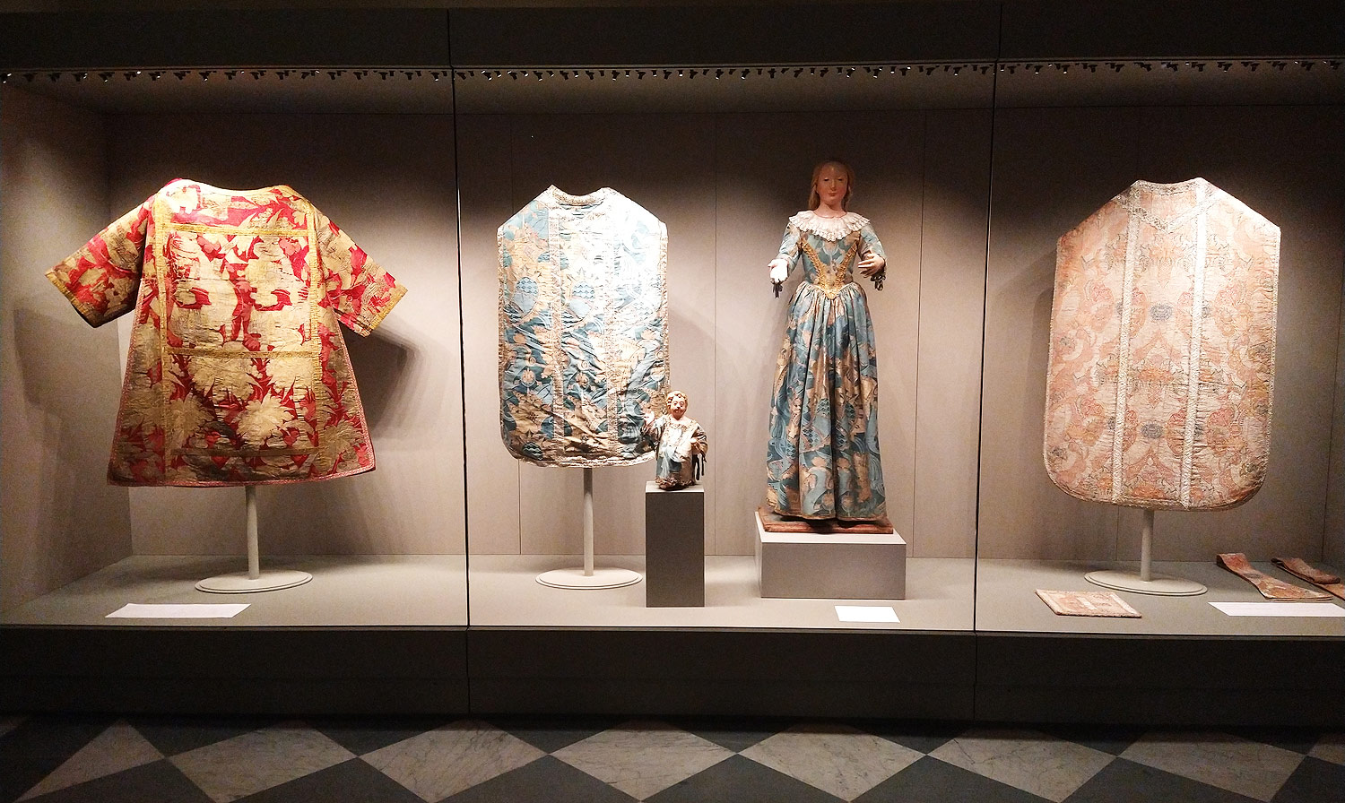 Massa, al Museo Diocesano una mostra sui tessuti antichi e sulle vesti liturgiche