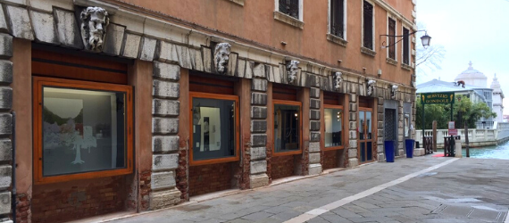 Venezia, gli artisti accendono le vetrine di piazza San Marco