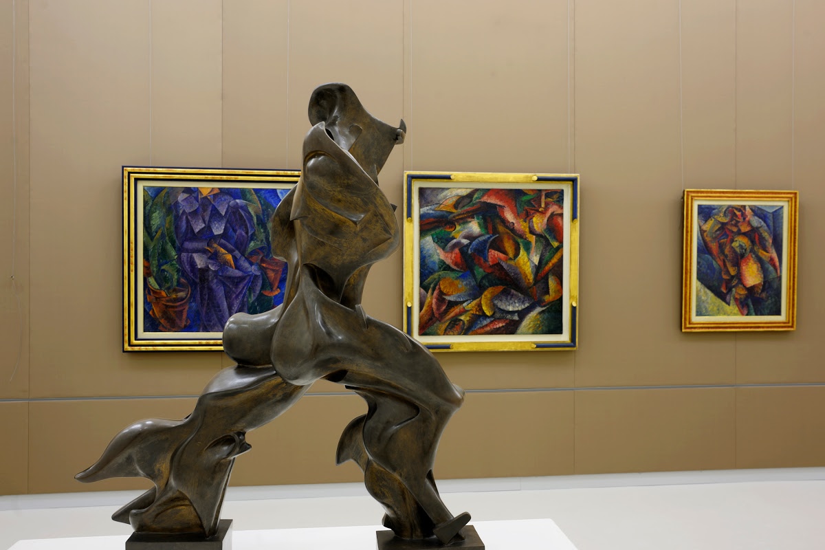 Umberto Boccioni, Forme uniche della continuità nello spazio (1913, fusione in bronzo del 1931; bronzo, altezza 126,4 cm; Milano, Museo del Novecento)