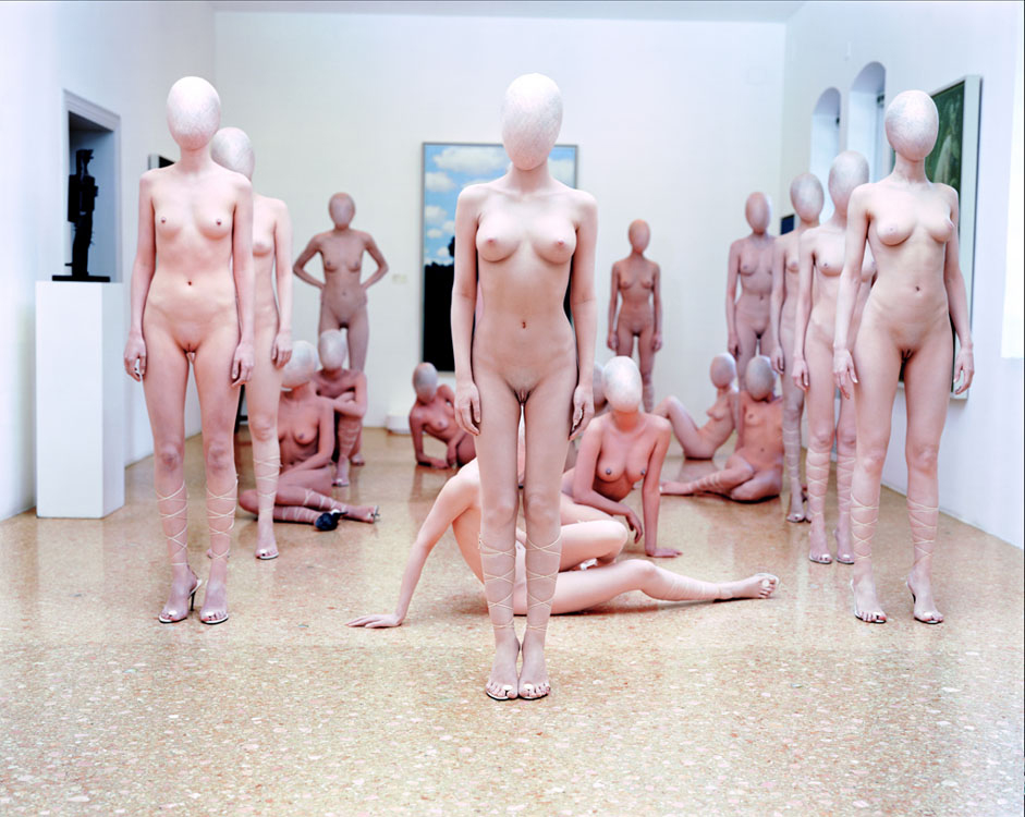 Vanessa Beecroft, VB47 (performance alla Collezione Peggy Guggenheim di Venezia, 2001)
