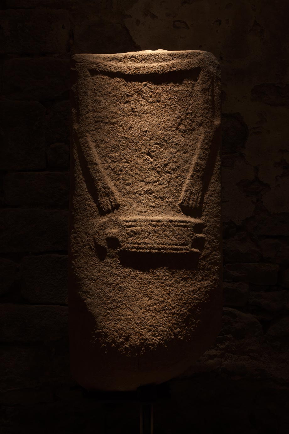Stele di Canossa I (arenaria, 110 x 50 x 12 cm; Pontremoli, Museo delle Statue Stele). Foto Museo delle Statue Stele
