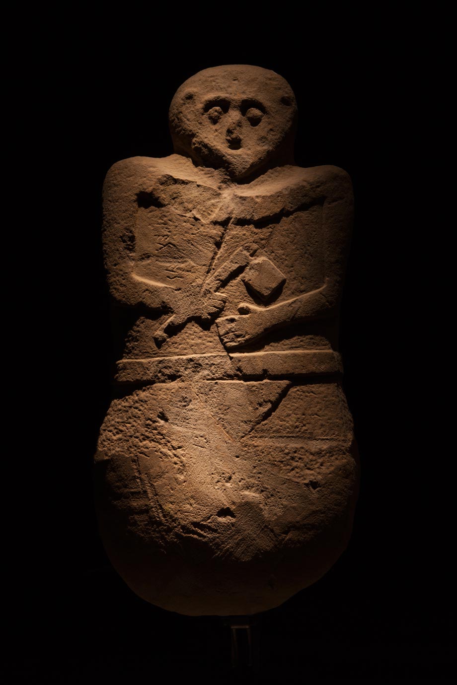 Stele di Bigliolo (tarda età del ferro; arenaria, 94 x 45 x 10 cm; Pontremoli, Museo delle Statue Stele). Foto Museo delle Statue Stele
