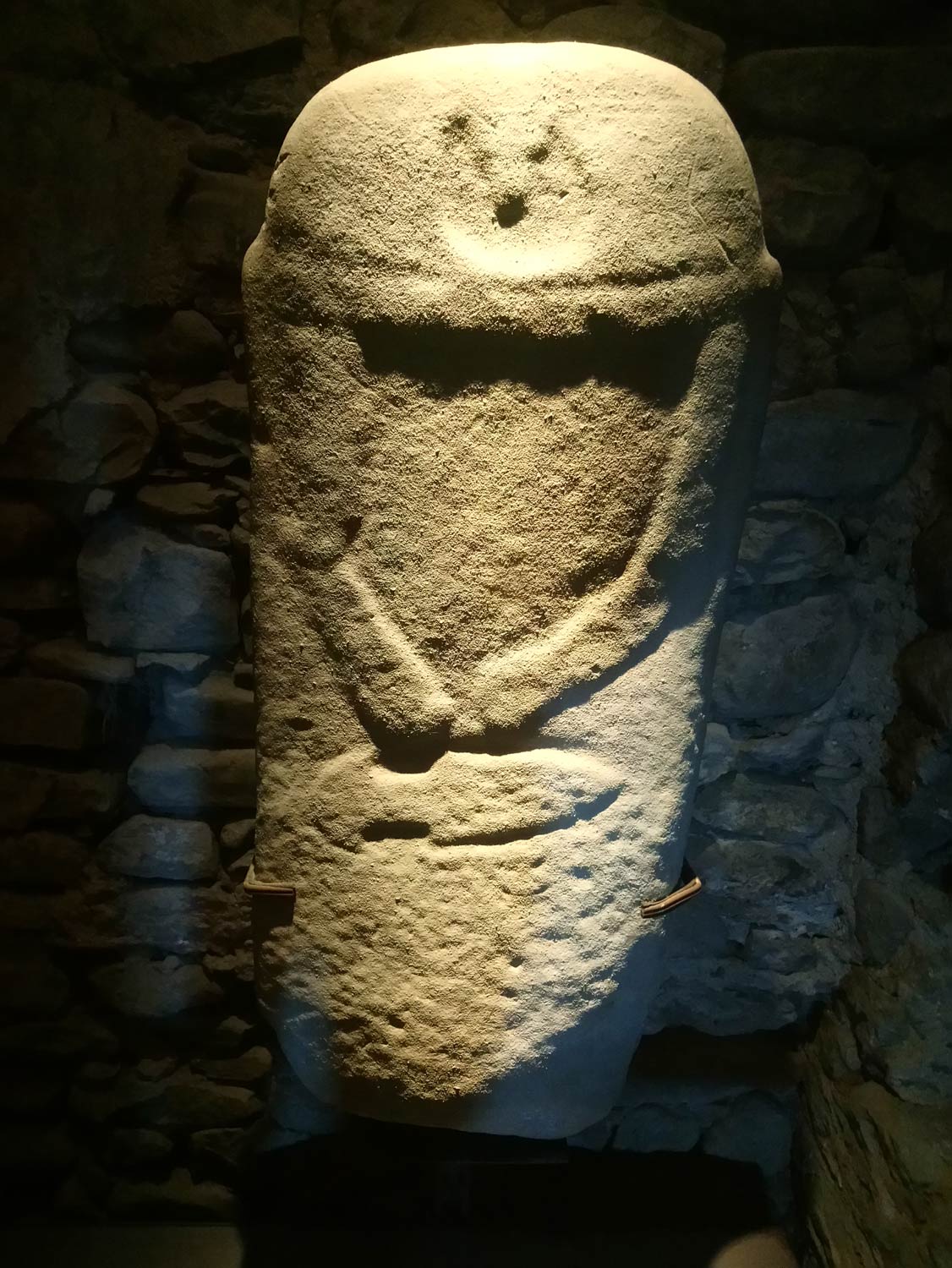 Stele di Casola (arenaria, 130 x 51 x 17 cm; Pontremoli, Museo delle Statue Stele)

