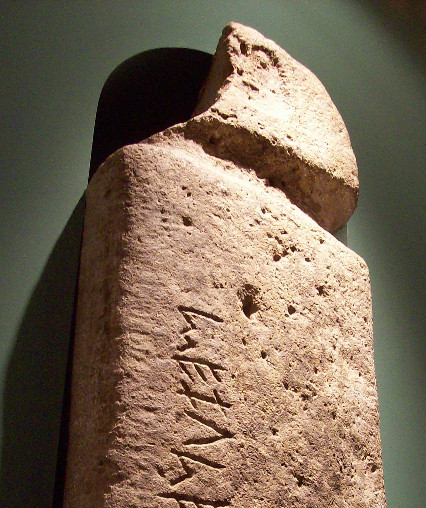 Stele di Zignago (metà del III millennio a.C.; arenaria, 108 x 37 x 24 cm; Genova, Museo di Archeologia Ligure)

