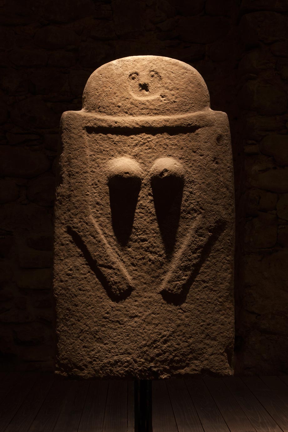 Stele di Moncigoli I (arenaria, 85 x 48 x 8 cm; Pontremoli, Museo delle Statue Stele). Foto Museo delle Statue Stele
