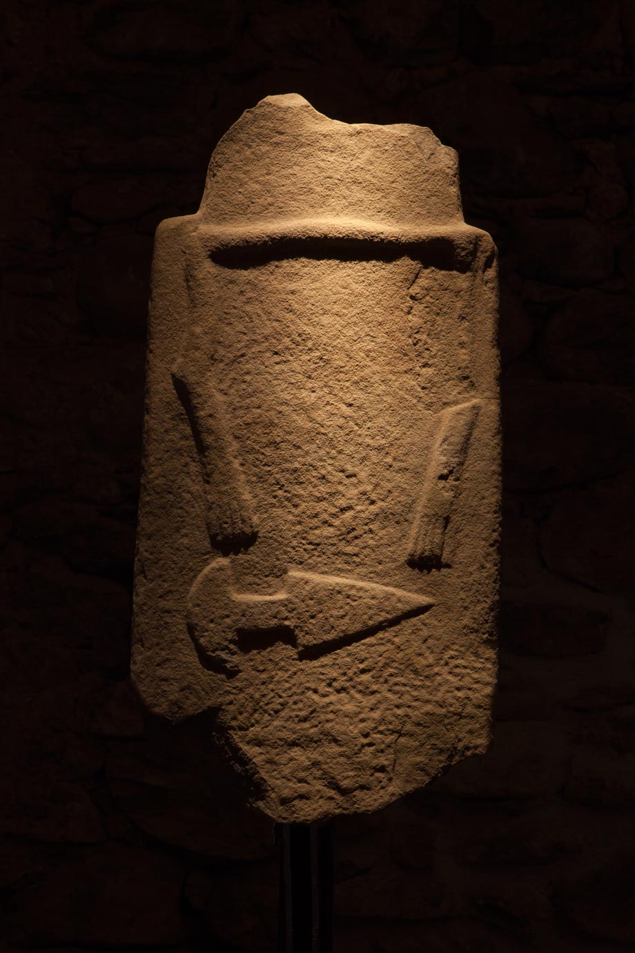 Stele di Sorano VII (arenaria; Pontremoli, Museo delle Statue Stele). Foto Museo delle Statue Stele
