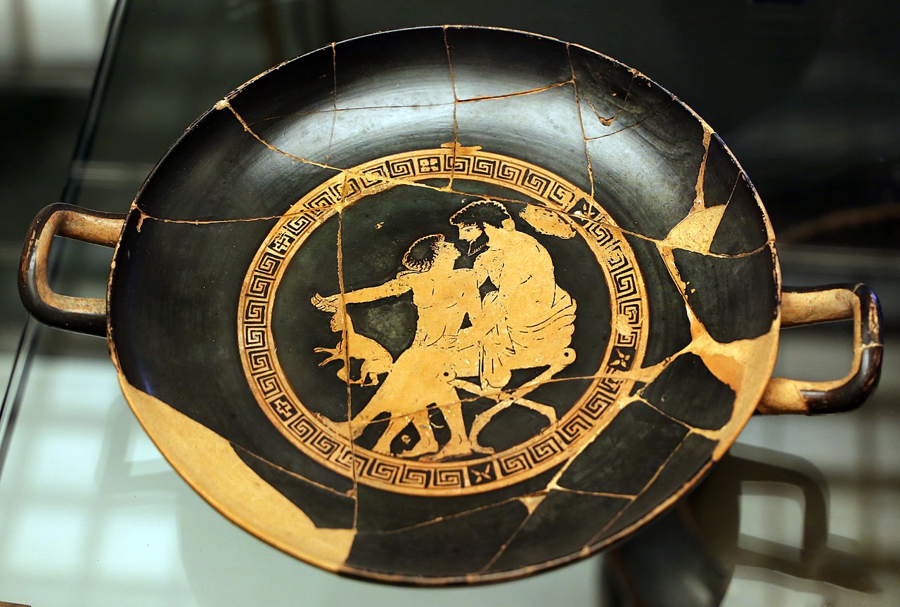Pittore della Gabbia, Kylix con adulto che seduce un giovane donandogli un leprotto (490-470 a.C. circa; ceramica a figure rosse; Tarquinia, Museo Archeologico Nazionale) 

