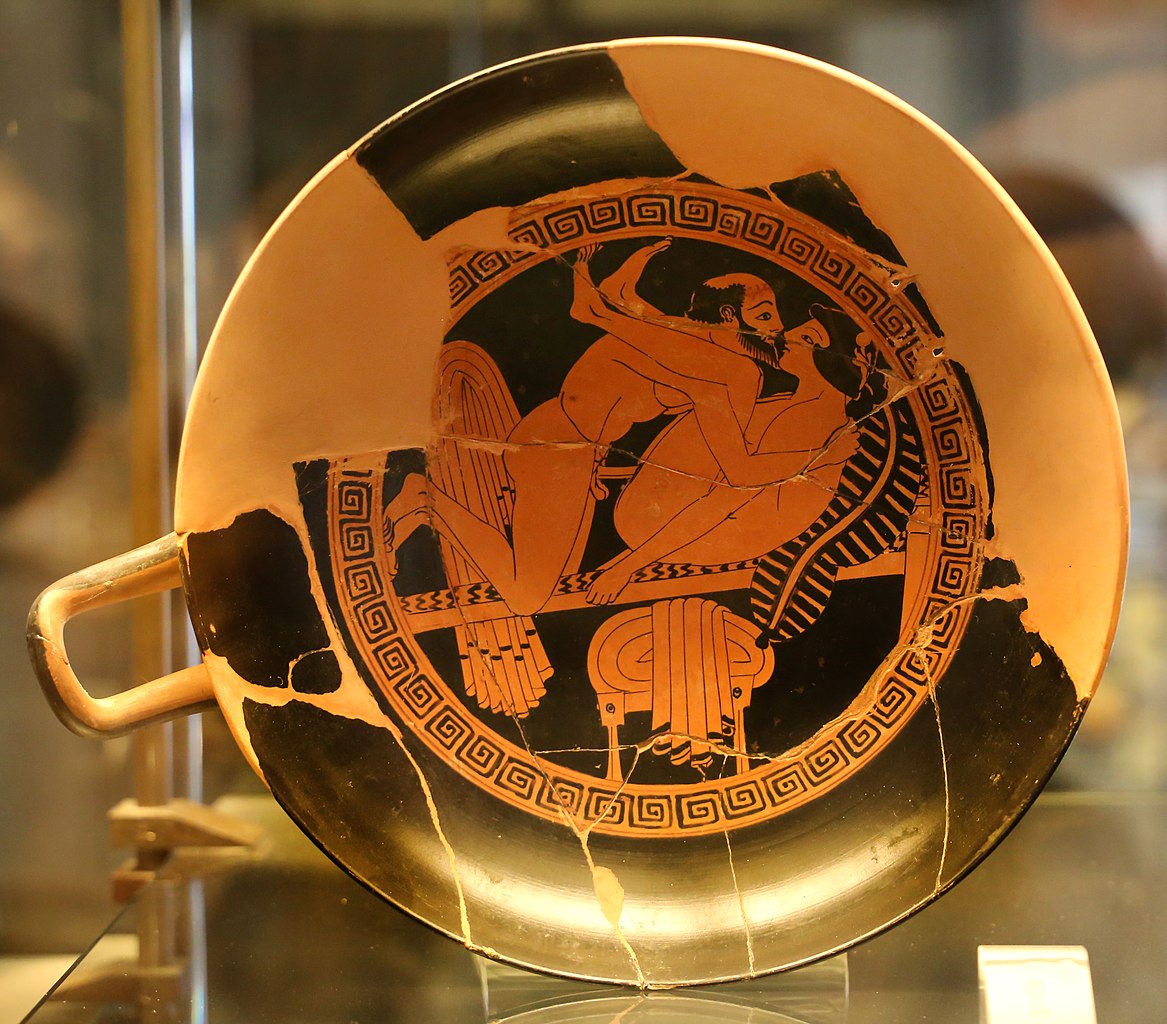 Pittore di Triptolemos, Kylix con scena erotica (480-460 a.C. circa; ceramica a figure rosse; Tarquinia, Museo Archeologico Nazionale)

