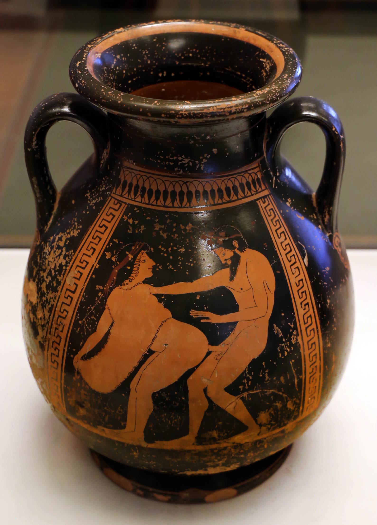 Ambito del pittore di Nikoxenos, Pelike con scene erotiche (500-480 a.C. circa; ceramica a figure rosse; Tarquinia, Museo Archeologico Nazionale)
