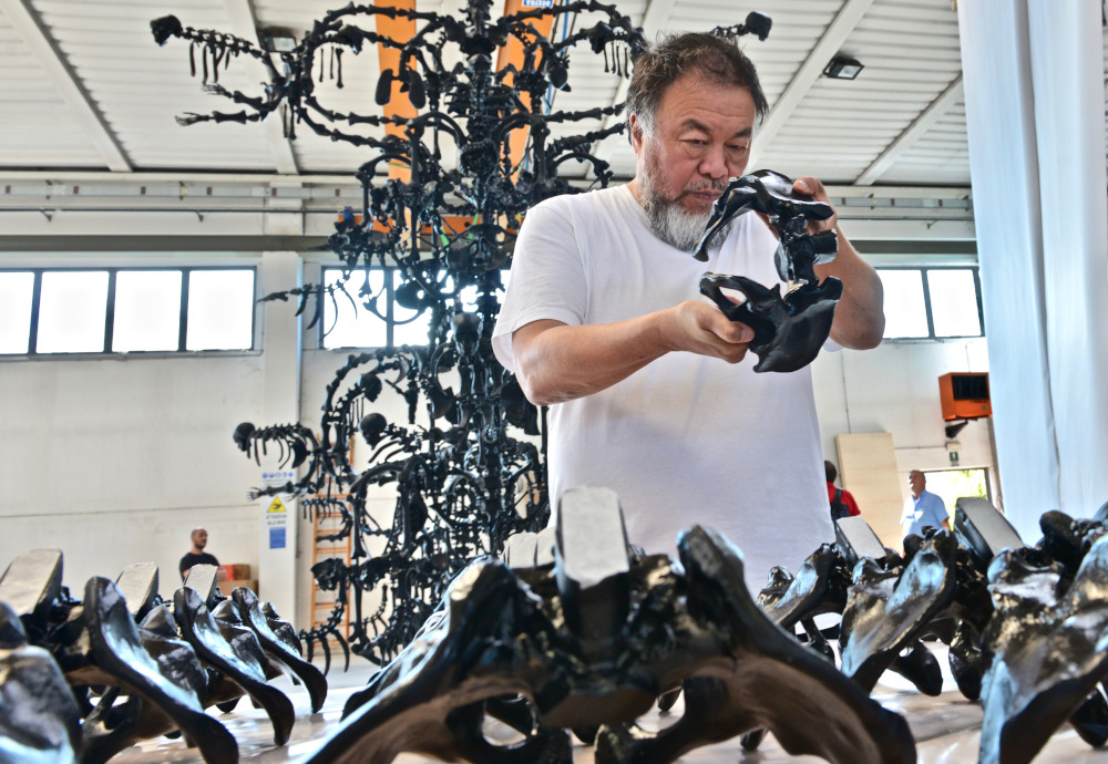 Alle Terme di Diocleziano la Commedia Umana di Ai Weiwei, monumentale lampadario in vetro di Murano 