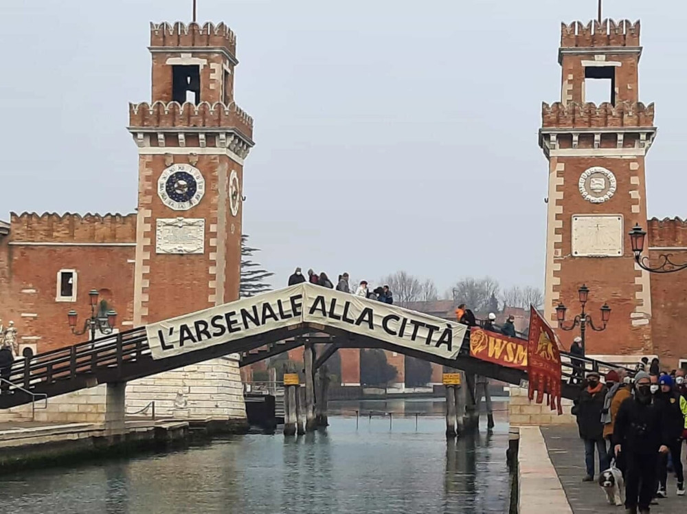 L'Arsenale ai cittadini: Venezia, si manifesta contro la cessione a Biennale e Marina Militare 