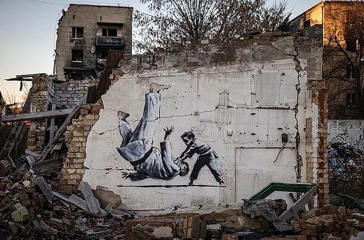 Ucraina, a Borodyanka fotografati due murales attribuiti a Banksy