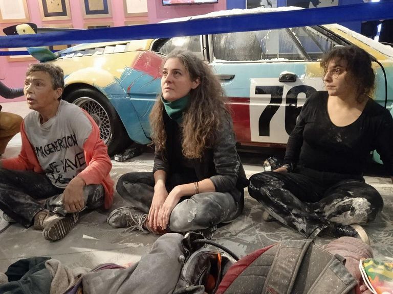 Milano, gli ambientalisti imbrattano la BMW di Andy Warhol alla mostra della Fabbrica del Vapore