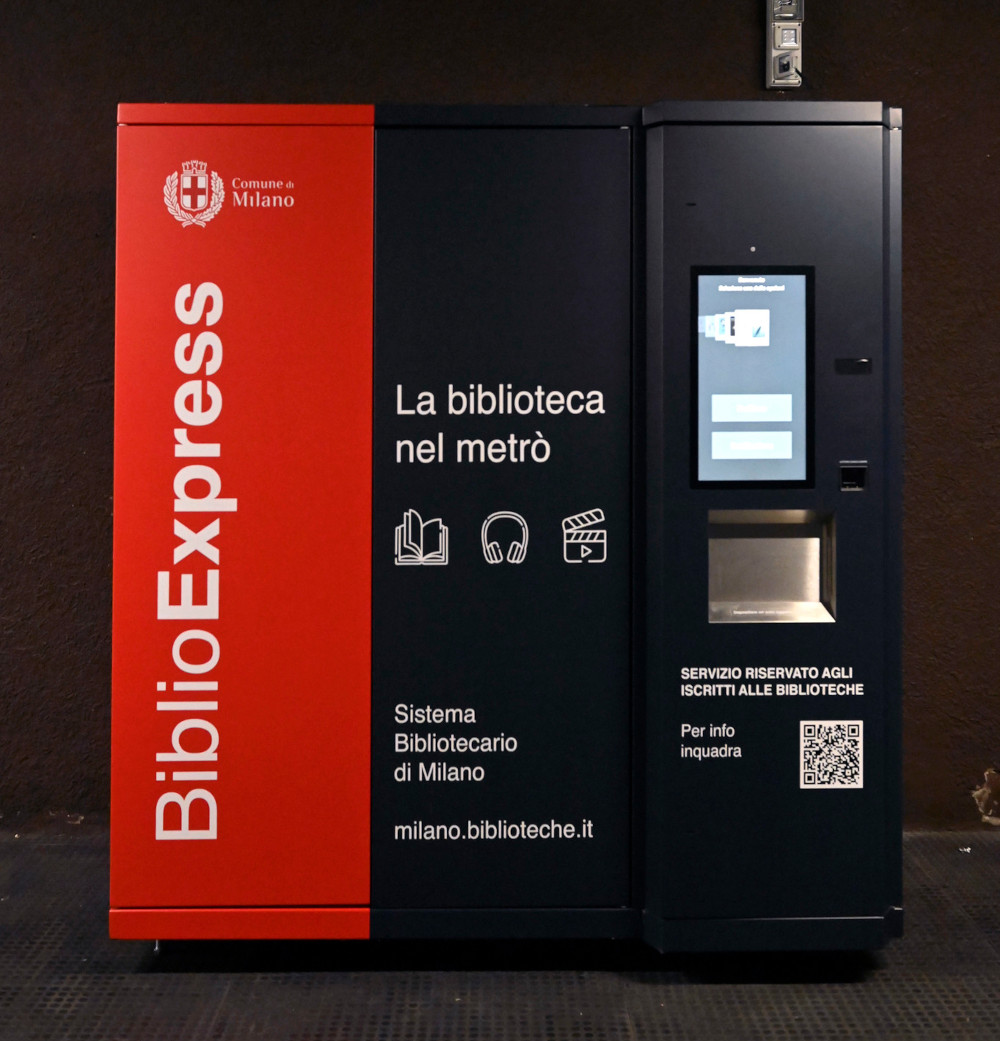 Arriva a Milano la Biblioexpress, la biblioteca nel metrò che eroga libri per tutti i gusti ed età 
