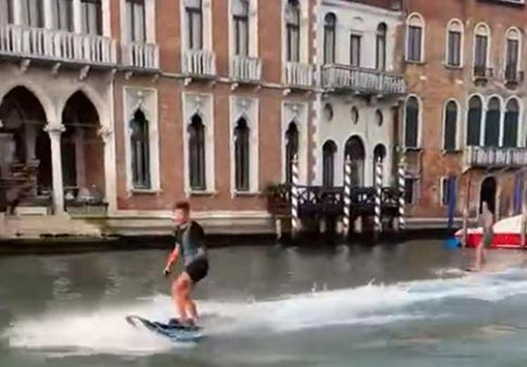 Venezia, fanno sci d'acqua sul Canal Grande. Il sindaco: “Due imbecilli”