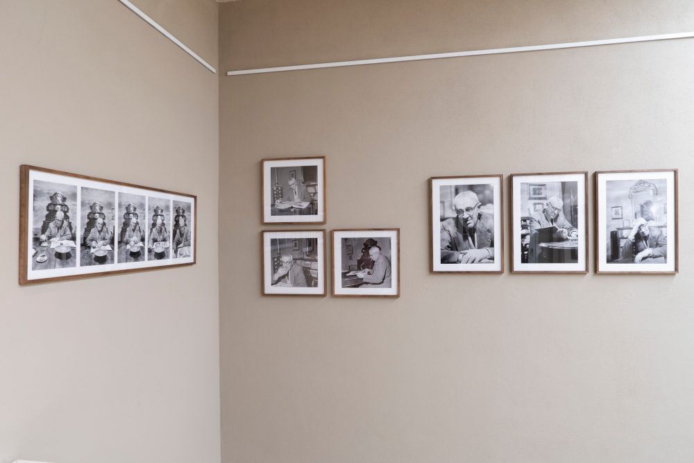 A Casa Morandi gli scatti di De Biasi che raccontano Giorgio Morandi tra le mura domestiche