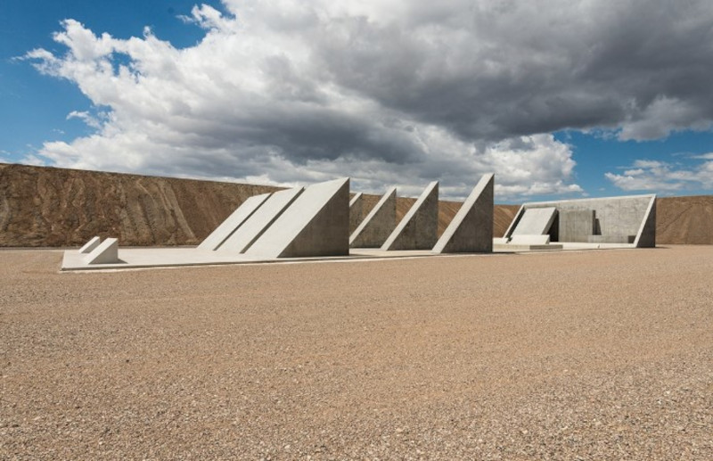 Una monumentale scultura nel deserto del Nevada: è City di Michael Heizer. Iniziata nel 1970, è ora visitabile
