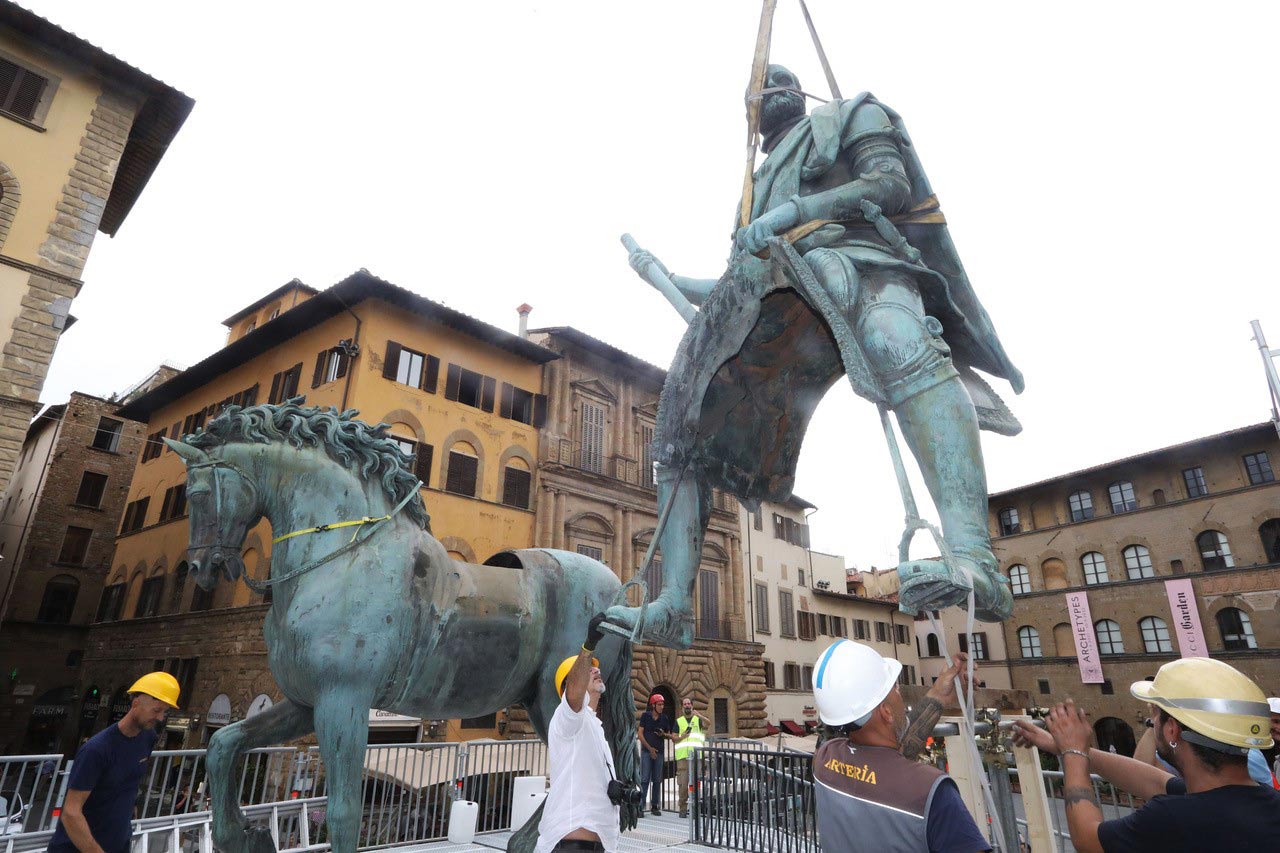 Firenze, smontato il monumento equestre di Cosimo I, capolavoro del Giambologna, per il restauro