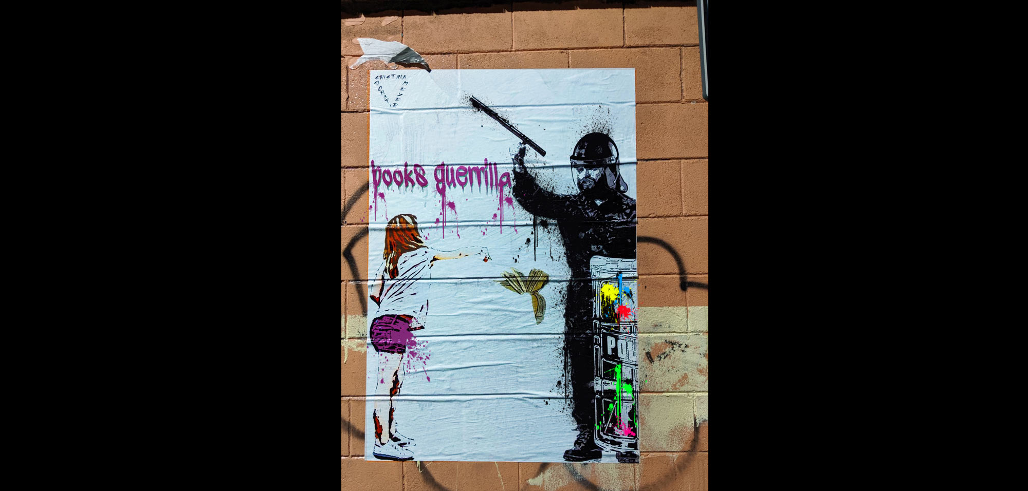 Street art contro i poliziotti che picchiano gli studenti. L'opera di Cristina Donati Meyer