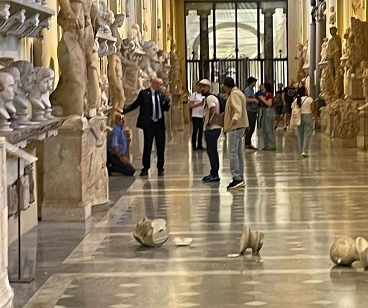 Musei Vaticani, turista danneggia due busti romani gettandoli a terra