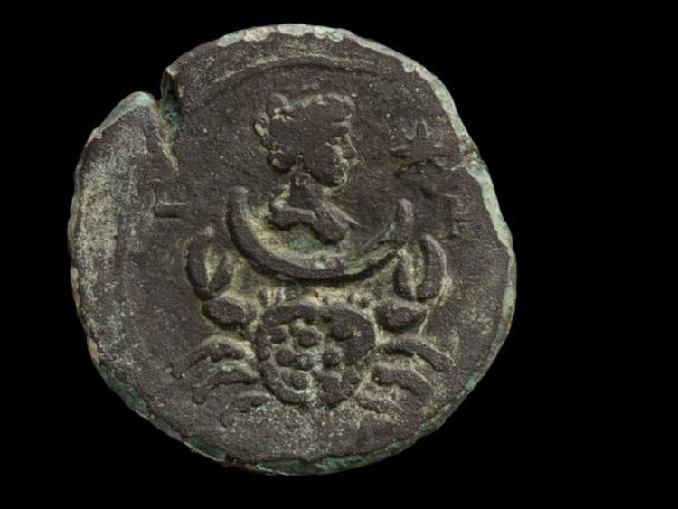 Israele, rinvenuta rara moneta in bronzo di 1850 anni fa nelle acque di Haifa 