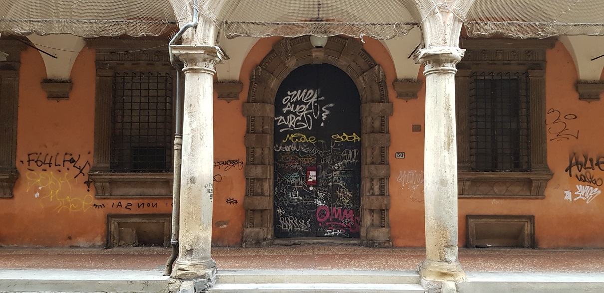 Filth and defacement on the Porticoes of Bologna. What initiatives to counter the degradation?