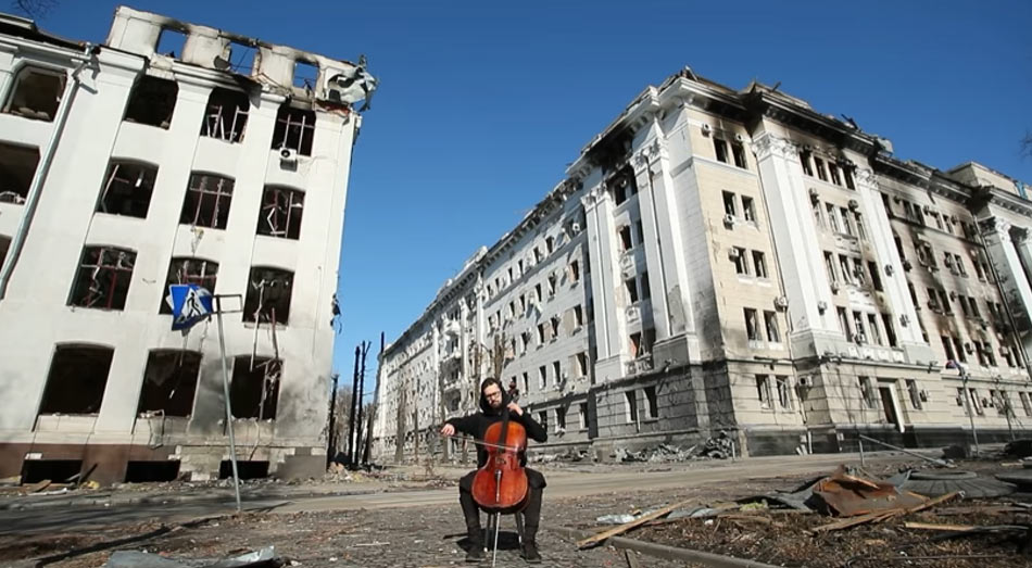 Il commovente video del violoncellista che suona tra le macerie di Kharkiv per sensibilizzare