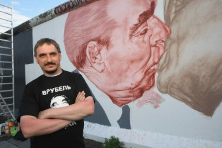 Addio a Dmitri Vrubel, l'artista del famoso bacio tra Breznev e Honecker