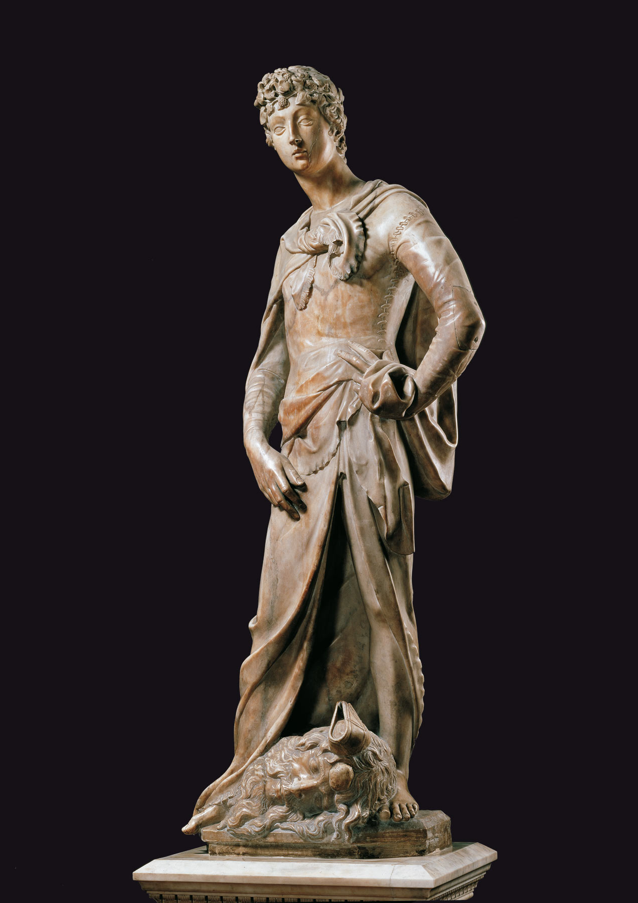 Donatello, David vittorioso (1408-1409; marmo 191,5 x 78,5 x 42 cm; Firenze, Museo Nazionale del Bargello, inv. Sculture 2)
