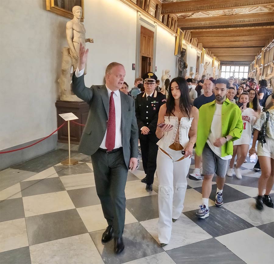 La regina del pop Dua Lipa in visita agli Uffizi, in giornata d'apertura al pubblico