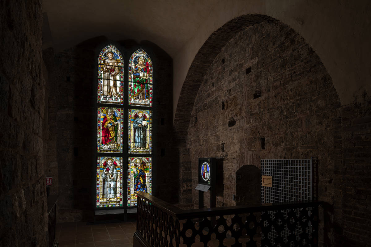 Siena, di nuovo visibili tre vetrate della bottega del Ghirlandaio nella Cripta del Duomo