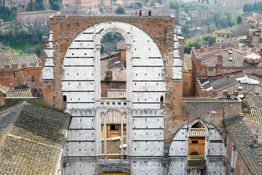 A Siena è polemica per la ricostruzione temporanea del Duomo Nuovo, opera di Tresoldi