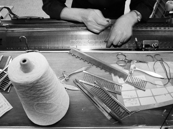Una mostra sulla tradizione tessile a Carpi negli scatti di Ferdinando Scianna