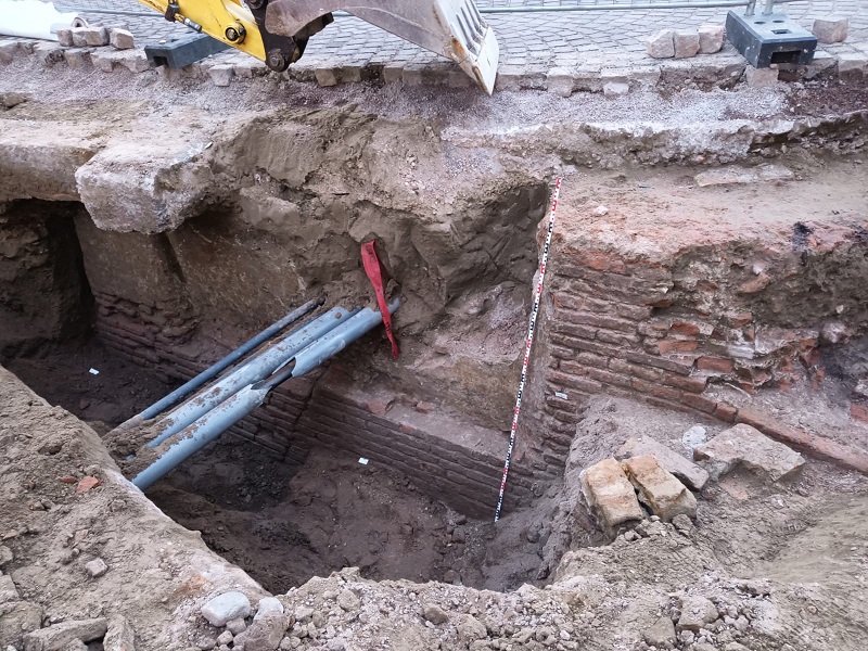 Ferrara, riemerge un'altra porzione di mura medievali dallo scavo del Castello Estense