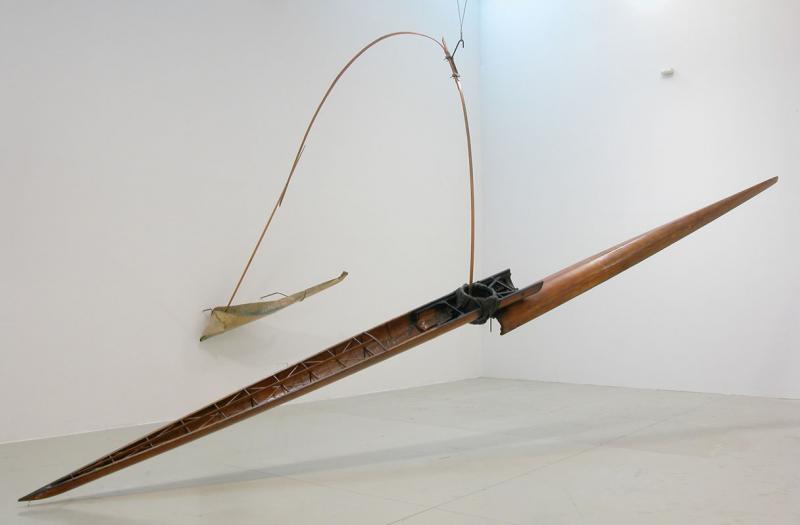 Gilberto Zorio, Canoa (1984; canoa, rame, pergamena, solfato di rame, giavellotto di rame, 220 x 1200 x 340 cm; Prato, Centro Pecci)
