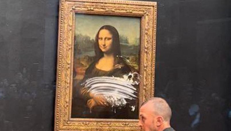 Louvre, visitatore lancia una torta contro la Gioconda. Nessun danno all'opera