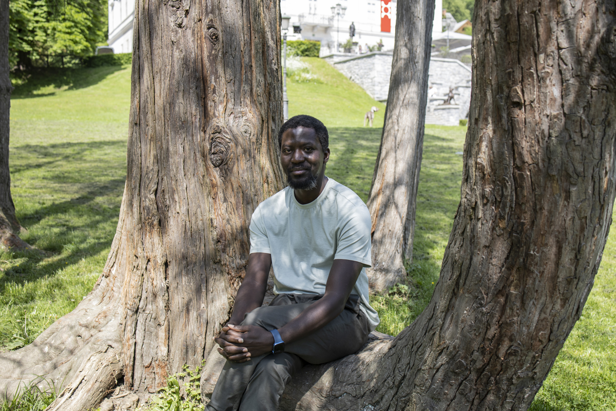 Il giovane artista ghanese Ibrahim Mahama è il direttore della 35^ Biennale di Lubiana