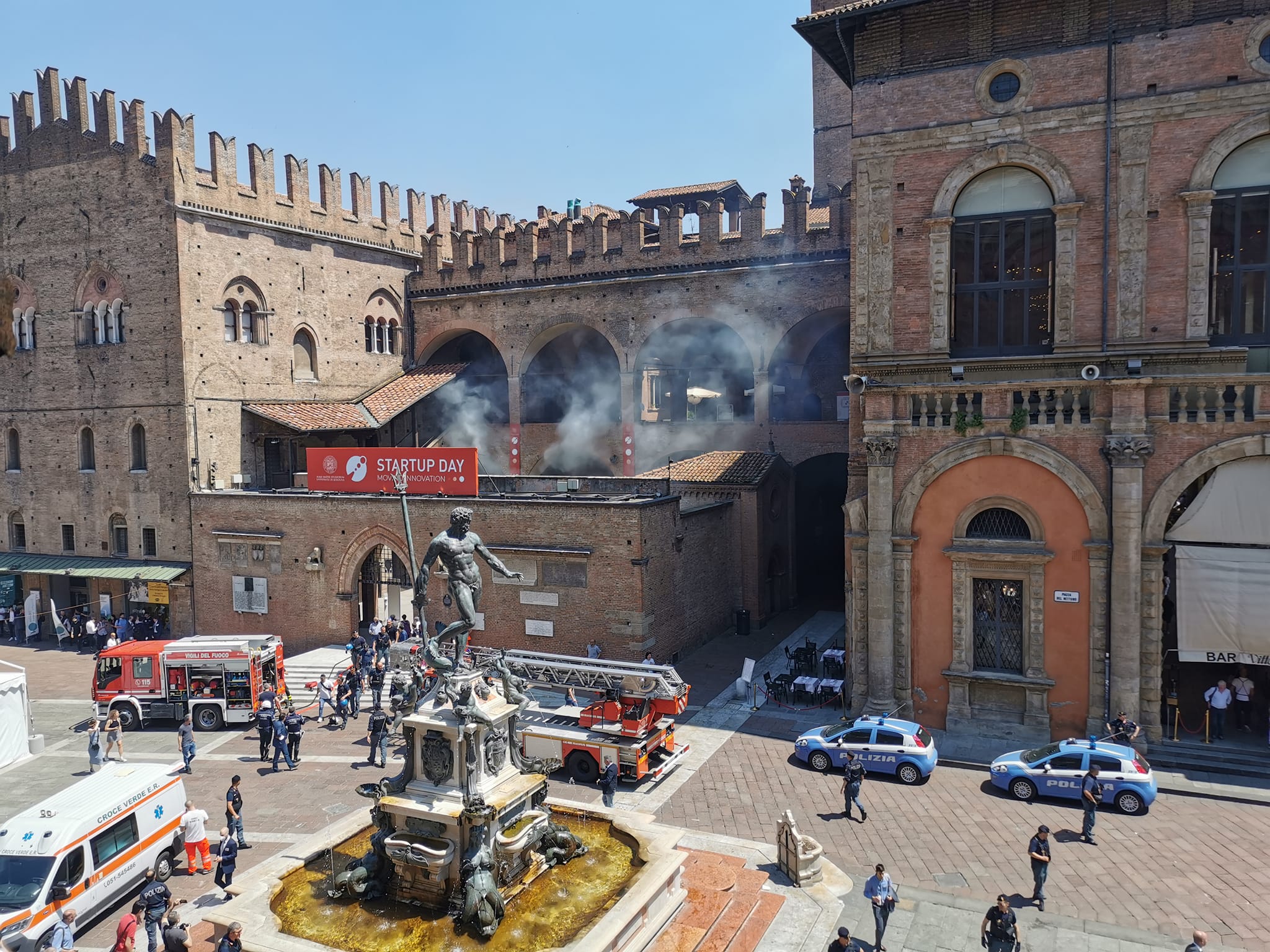 Bologna, incendio a Palazzo Re Enzo, nel pieno centro