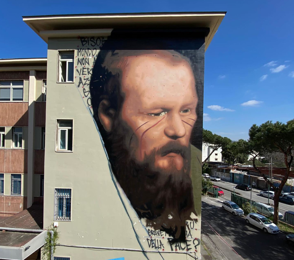 A Napoli spunta il volto di Dostoevskij: è il murale di Jorit contro la censura 