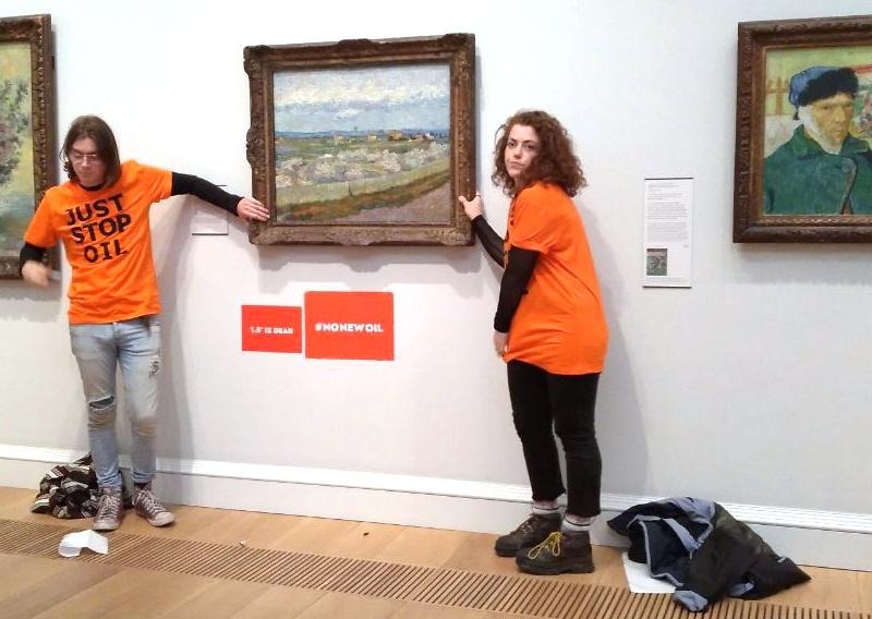 Londra, attivisti contro il petrolio si incollano a un dipinto di Van Gogh alla Courtauld Gallery