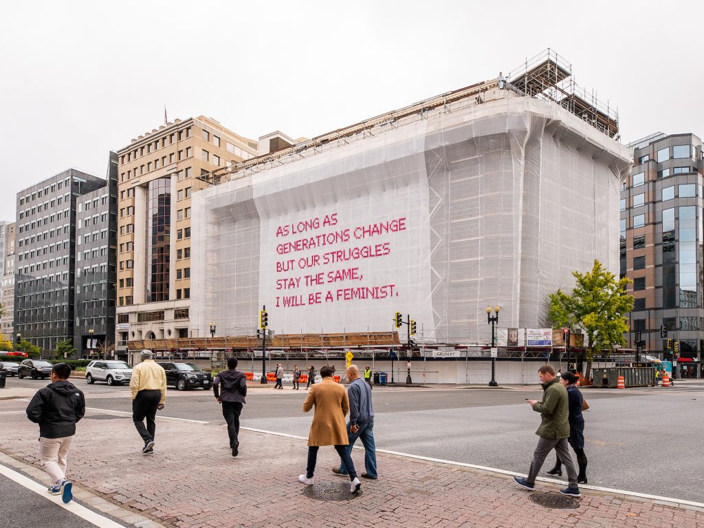 Un'enorme installazione femminista copre la facciata del Museum of Women di Washington