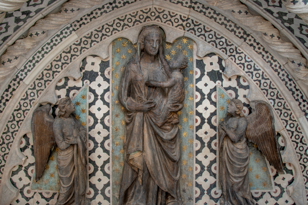 Duomo di Firenze, scoperte estese tracce di colore su sculture trecentesche della Porta dei Cornacchini