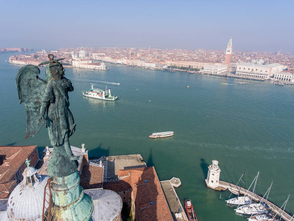 Venezia vista dalle sue statue durante il lockdown, nelle 52 foto di Marco Sabadin