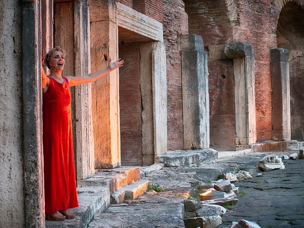 Spettacoli teatrali... in cuffia nei parchi archeologici di Appia e Ostia antica e Tivoli 