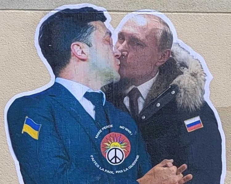 Un bacio di pace tra Zelensky e Putin: la nuova opera di Ozmo compare a Parigi 